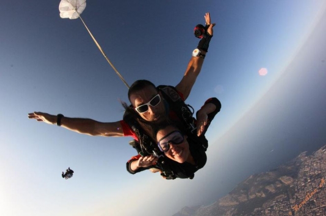  Après la chute libre, le parachute s'ouvre 